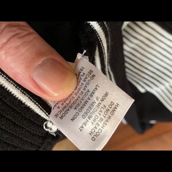 Black and white woman’s sweater - Picture 7 of 7